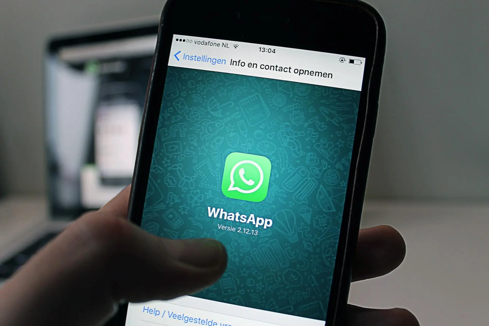 Whatsapp deja de funcionar en algunos teléfonos desde este 1 de agosto - Mano Sosteniendo teléfono con aplicación Whatsapp Abierta