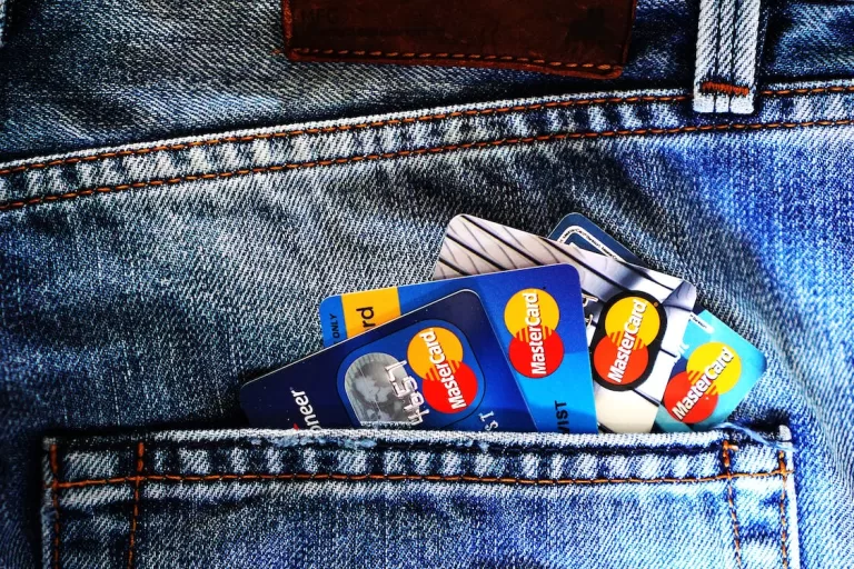 ¡Atención! Carding: El fraude que duplica las tarjetas bancarias